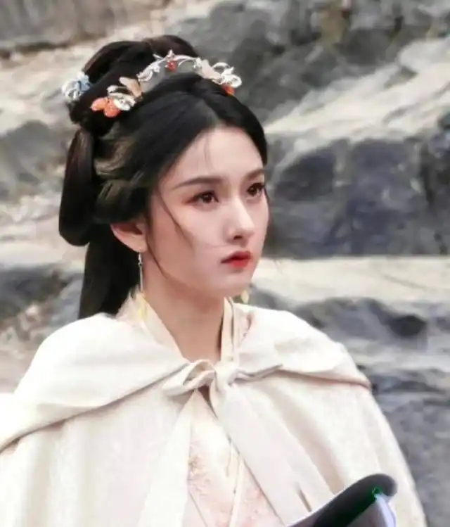 娱乐圈复出的明星_张嘉倪复出事件_年底黑料明星扎堆复出,