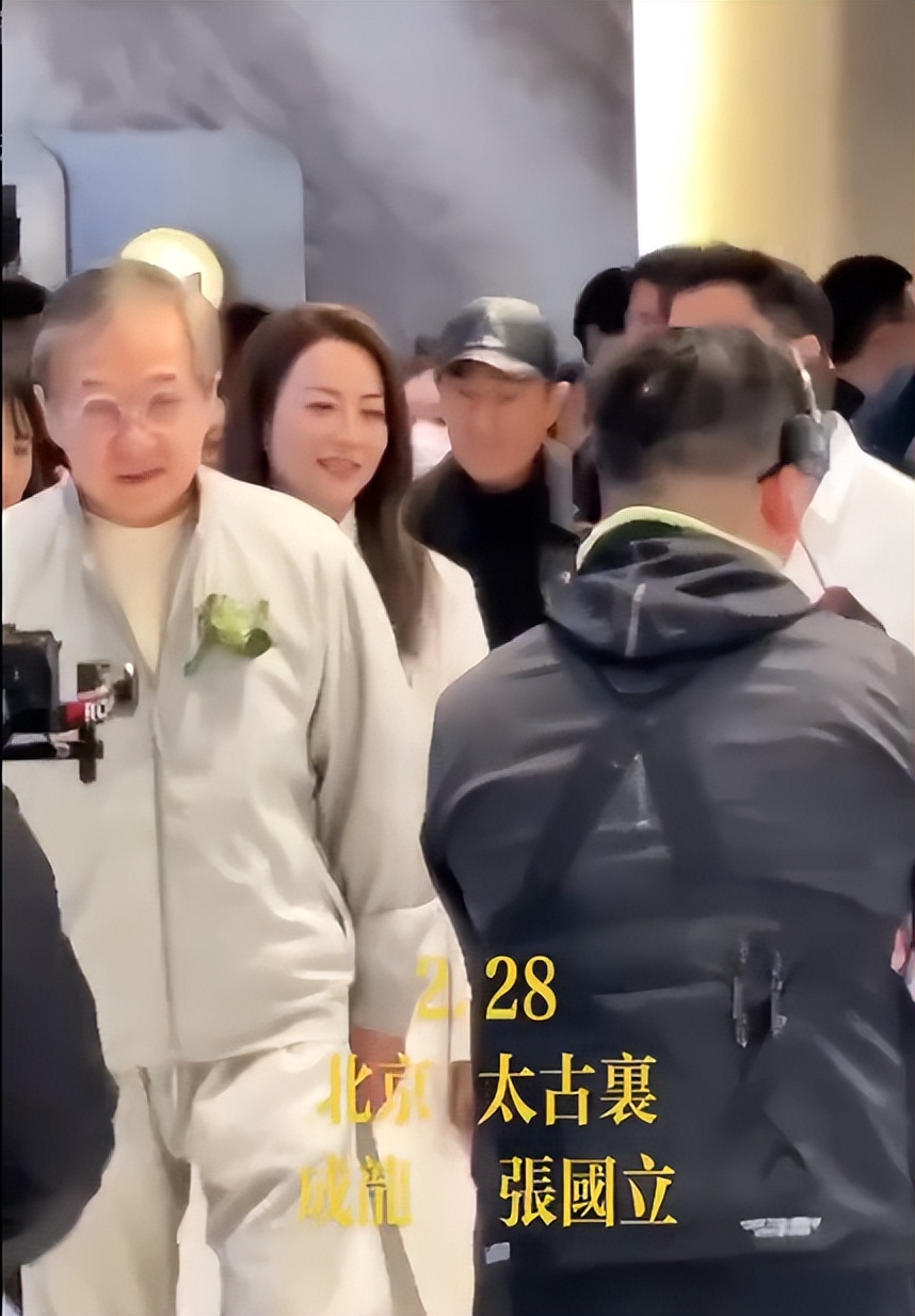 英皇影城开业谢霆锋地位非凡_娱乐圈成龙的级别_成龙谢霆锋英皇影城对比